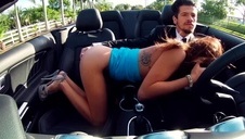 naga blondi na fotelu