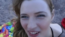 spuścił się na jej szczupłe ciałko