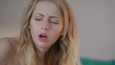 azjatka ociera się o faceta i go ujeżdża