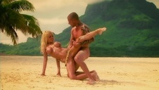 bruneta masuje swoją cipę didlo