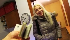 obmywa swój wybujały biust i goli cipkę