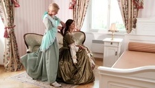 dwie azjatki zbliżają się to jego członka