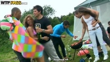 penis w gumie penetruje szparkę