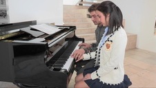 znany ogier i dwie chude laseczki