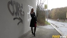 dojrzała brunetka z nagim biustem