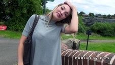 fajna niunia bawi się na kamerce