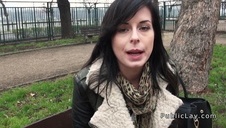 wylizywanie cipki pod stołem