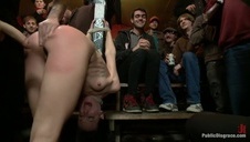 uśmiechnięta laseczka cudownie trzepie penisa