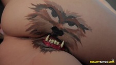 laseczka wypina mu się na łóżku