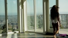 blondyneczka zabawia się na łóżku