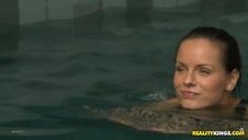 wciska języczek do jej ust