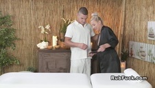 blady farciarz posuwa dwie cudowne murzynki