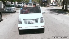 całkiem młode mamuśki na kanapie