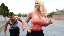 zgrabna siostra ociera się o fiuta