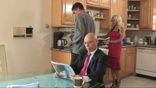 czarnowłosa pani z gumową seks zabawką