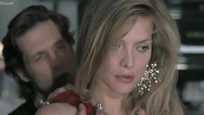 cycata babeczka na skórzanej kanapie