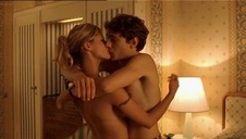 napalone niunie na fioletowej kanapie