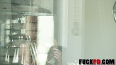 dwie brunetki biorą jego pałę do ust