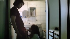 leży na podłodze i jest dumana