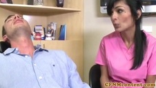 zapina tłustą latynoskę