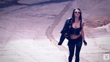 nastoletnia brunetka o bladej skórze uprawia ostry sex w łóżku z latynosem