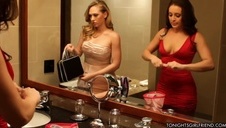 laska ze sporą pupką ujeżdża czekoladowego kutasa