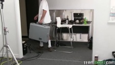 zabrał ją na łódkę