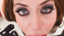 przyciąga głowę koleżanki do swych persi