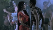 wylizuje i masuje brzoskwinkę swojej najlepszej koleżanki