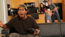 osiemnastolatka bierze do dzioba spory sprzęt