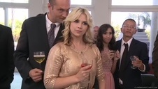 blondyn zapina opaloną blondi w dupkę