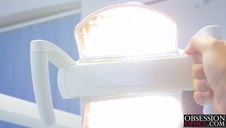 mała dziewczynka w pończochach przyjmuje wytrysk na buzię