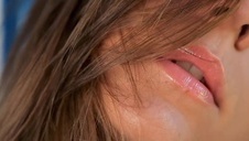 powoli wchodzi w jej ciaasną dupcię