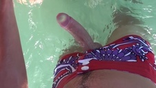 czarnowłosa laska siada na jej twarzy