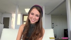 jasnowłosa azjatka obciąga