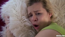 czarny ziom zapina dwie blondynki