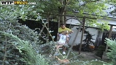 seksowna dama pieści się bosko w kuchni