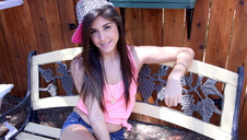 młoda dziewica rozchyla uda