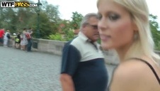 brunetki całują sie w samochodzie