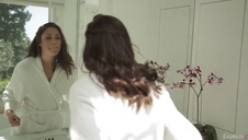 trzydziestka leży na boczku i jest ruchana w dupeczkę