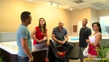 mokre cyce lalunia pod prysznicem