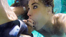 siwy facet z dobrą brunetką w aucie