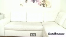 kobieta w pończochach masturbuje się