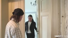 chwyta gorącą blond laskę za pośladki