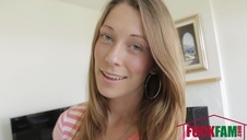 mega sunia z wielkimi balonami pieści swoją szparkę