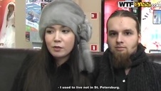 facet w białej koszuli i niunia w czarnej bieliźnie