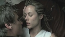 zwariowana azjatka z włochatą muszelką