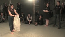 podsuwa dziewczynę na łóżku