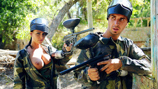 czarnowłosa laska znakomicie się pieści palcem