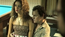 stara baba na sofie rozklada nogi